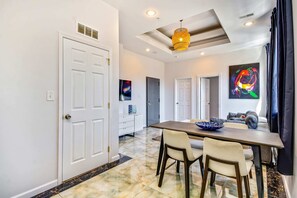 Perushuoneisto, useita sänkyjä | Ruokailu