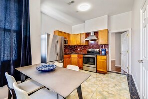 Perushuoneisto, useita sänkyjä | Yksityinen keittiö | Jääkaappi, uuni, liesi, paistolaatta