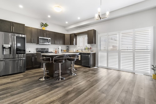 Spacious Private Getaway Minutes to Niagara Falls!