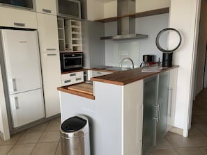 Réfrigérateur, four à micro-ondes, un four, surface de cuisson