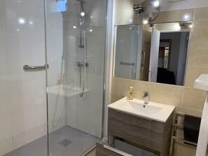 Doccia, asciugacapelli, asciugamani, sapone