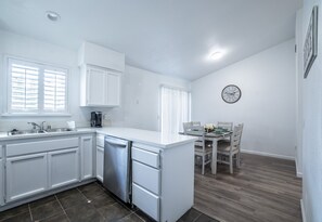 Fridge, microwave, dishwasher, cookware/dishes/utensils - ☀️SACTO SUNNY HOUSE ☀️ (Sacramento)