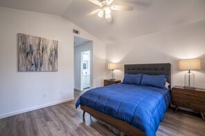 4 bedrooms, iron/ironing board, WiFi, bed sheets - ☀️SACTO SUNNY HOUSE ☀️ (Sacramento)