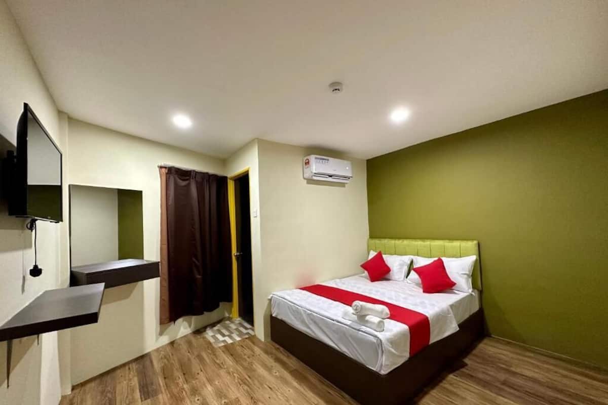 Habitación doble Deluxe, 1 cama Queen size | Escritorio, tabla de planchar con plancha, wifi gratis y ropa de cama