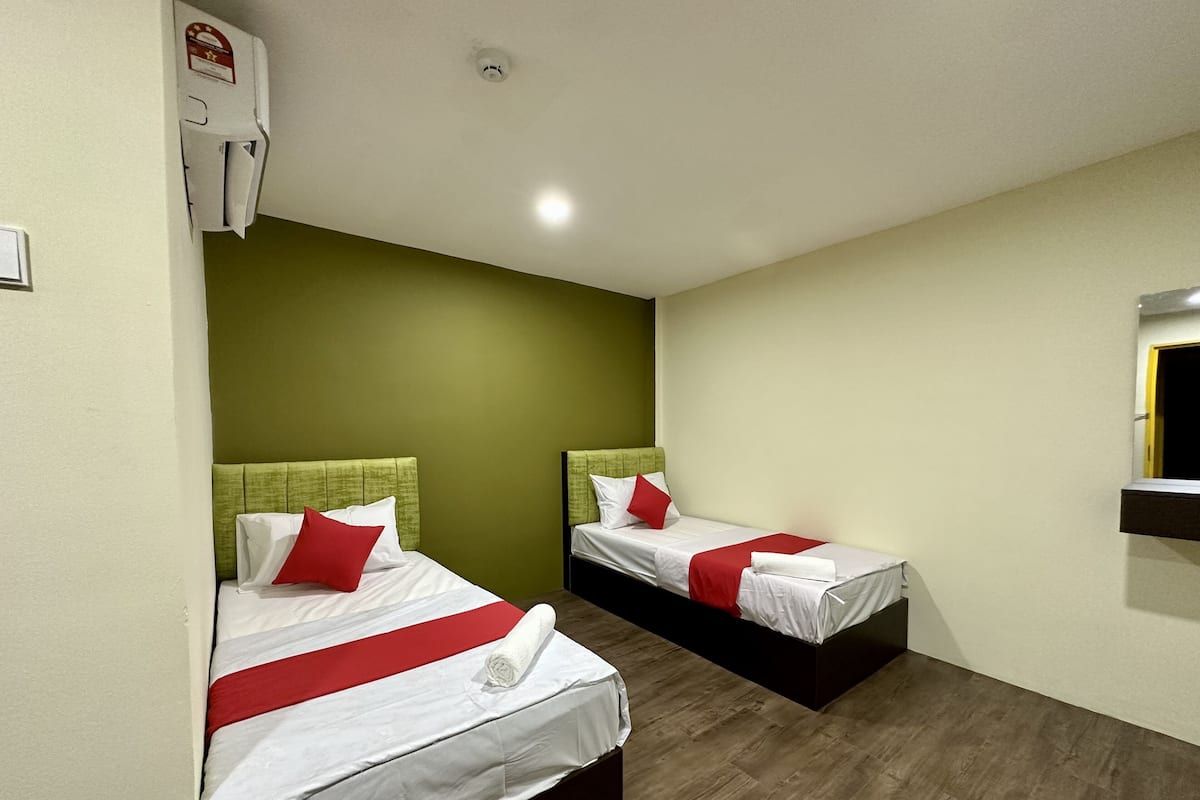 Habitación estándar con 2 camas individuales | Escritorio, tabla de planchar con plancha, wifi gratis y ropa de cama