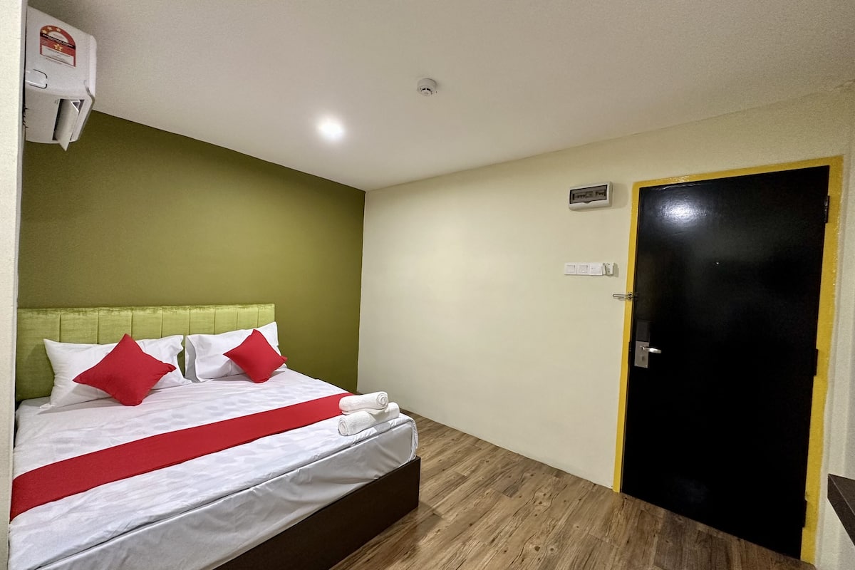 Habitación doble estándar, 1 cama Queen size | Escritorio, tabla de planchar con plancha, wifi gratis y ropa de cama
