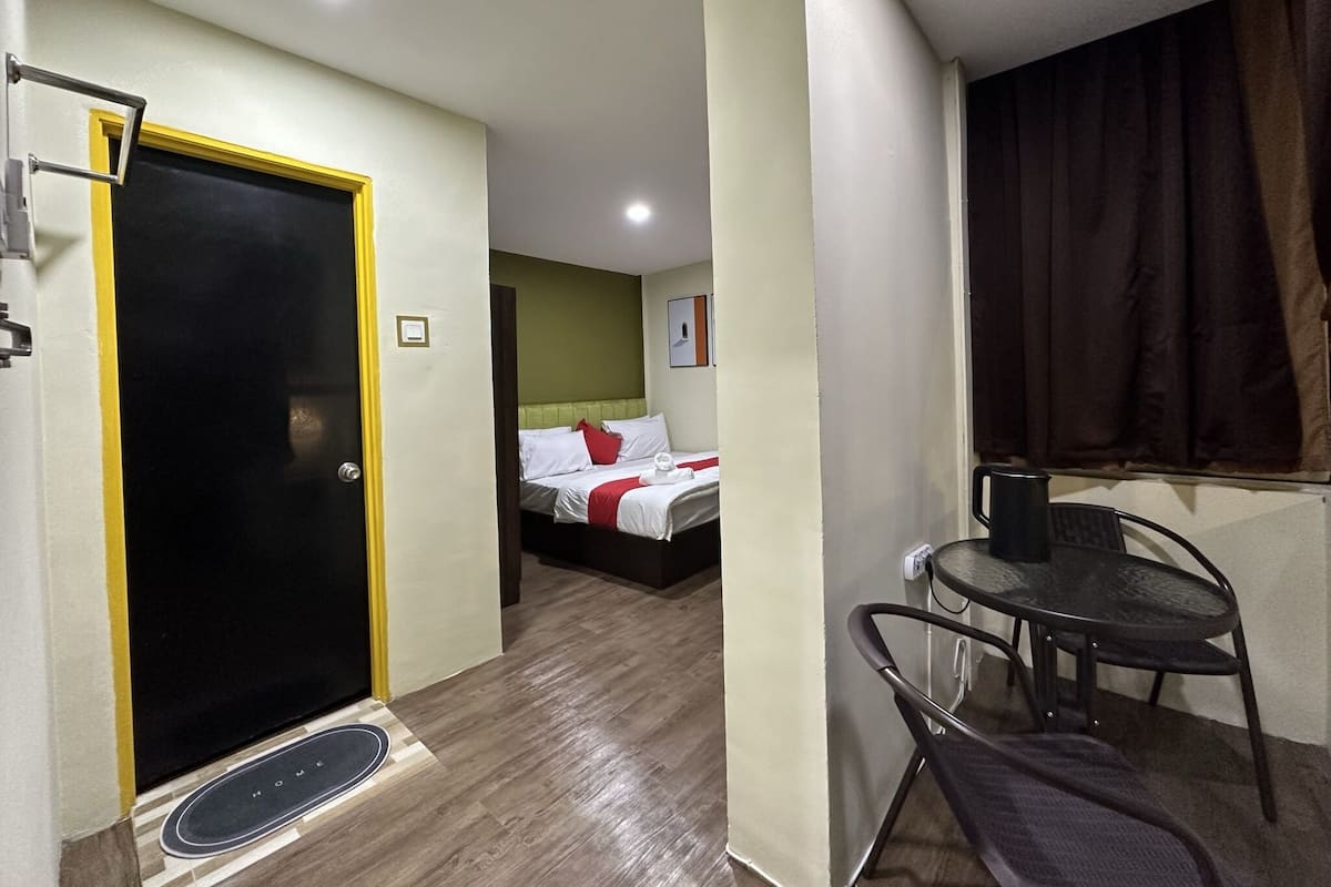 Habitación triple Premium, vista a la ciudad | Escritorio, tabla de planchar con plancha, wifi gratis y ropa de cama
