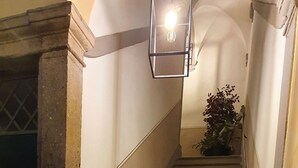 A staircase with stone steps and a hanging light fixture. - Cosy apartment for 6 guests with WIFI, A/C, TV and pets allowed (Lucca)