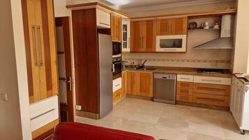 Frigorífico, microondas, horno y placa de cocina