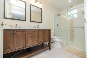 Bathtub, towels - Leisure Cove | Gorgeous Point Lot w/Great Views (Macon)
