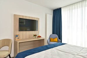 Panoramic Suite, 1 Bedroom | Desk, soundproofing, free WiFi, bed sheets - HotelHafenWedel (Wedel)