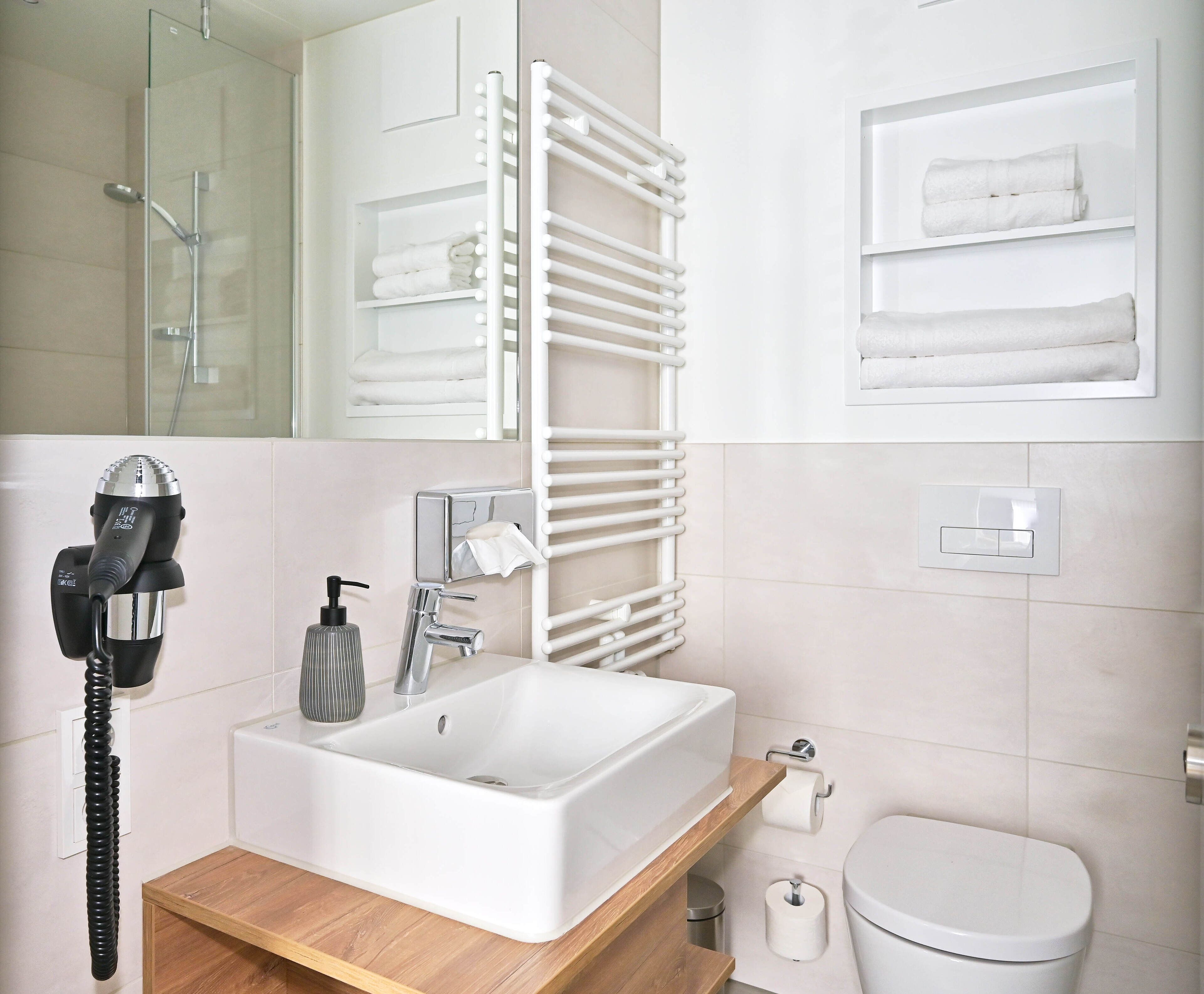 Buồng tắm vòi sen, máy sấy tóc, khăn tắm 