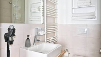 Dusche, Haartrockner, HandtĂŒcher