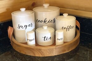 Een bad, een haardroger, handdoeken