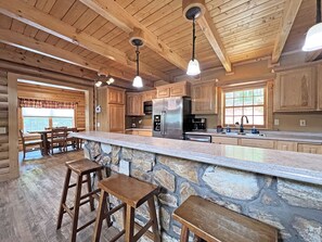 Kylskåp, mikrovågsugn, ugn och spishäll