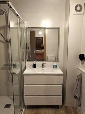 Haartrockner, Handtücher, Seife, Toilettenpapier