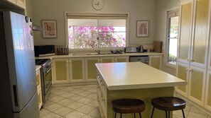 Kjøleskap, mikrobølgeovn, ovn og brødrister