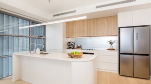 Fridge, dishwasher, coffee/tea maker, cookware/dishes/utensils - Sunrise at Huskisson (Huskisson)