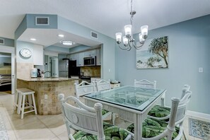 Dining - Sailmaker 301 - 300 Steps From Beach * Gated Community * Poolside Oasis (Fernandina Beach)