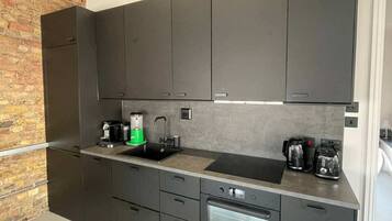 Departamento básico, 1 cama King size | Cocina privada | Refrigerador, horno, parrilla de estufa y lavavajillas