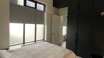 Departamento básico, 1 cama King size | 1 habitación, tabla de planchar con plancha y ropa de cama