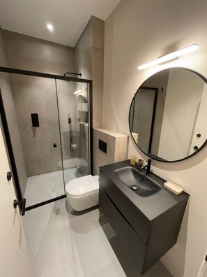 Basic-Apartment, 1 King-Bett | Badezimmer