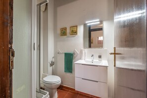 Badekar, hårtørrer, bidet, håndklæder