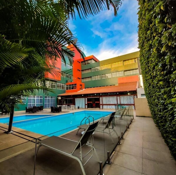 Piscine extérieure, parasols de plage, chaises longues