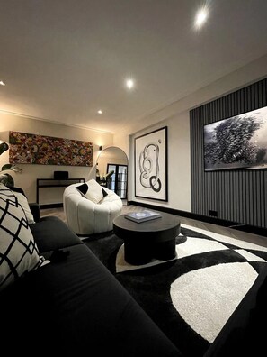 Smart TV - Elegant 2-bed Oasis: Renovated, Artful Decor & Sunlit in Queens Park (London)