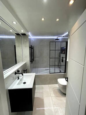 Hair dryer, towels, soap, toilet paper - Elegant 2-bed Oasis: Renovated, Artful Decor & Sunlit in Queens Park (London)