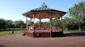 A gazebo with a sign indicating ball games are allowed. - Elegant 2-bed Oasis: Renovated, Artful Decor & Sunlit in Queens Park (London)