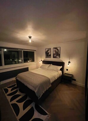 2 bedrooms, iron/ironing board, travel crib, WiFi - Elegant 2-bed Oasis: Renovated, Artful Decor & Sunlit in Queens Park (London)