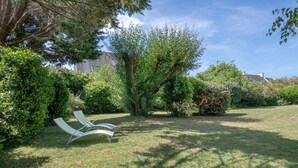 Un'area verdeggiante con una panchina e alberi.
