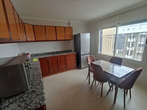 Kylskåp, ugn, mixer och grytor/köksredskap