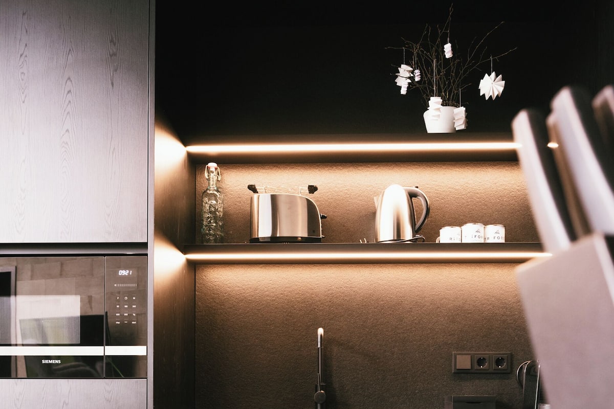 غسالة أطباق، ماكينة لصنع الإسبريسو، غلّاية كهربائية، مائدة طعام