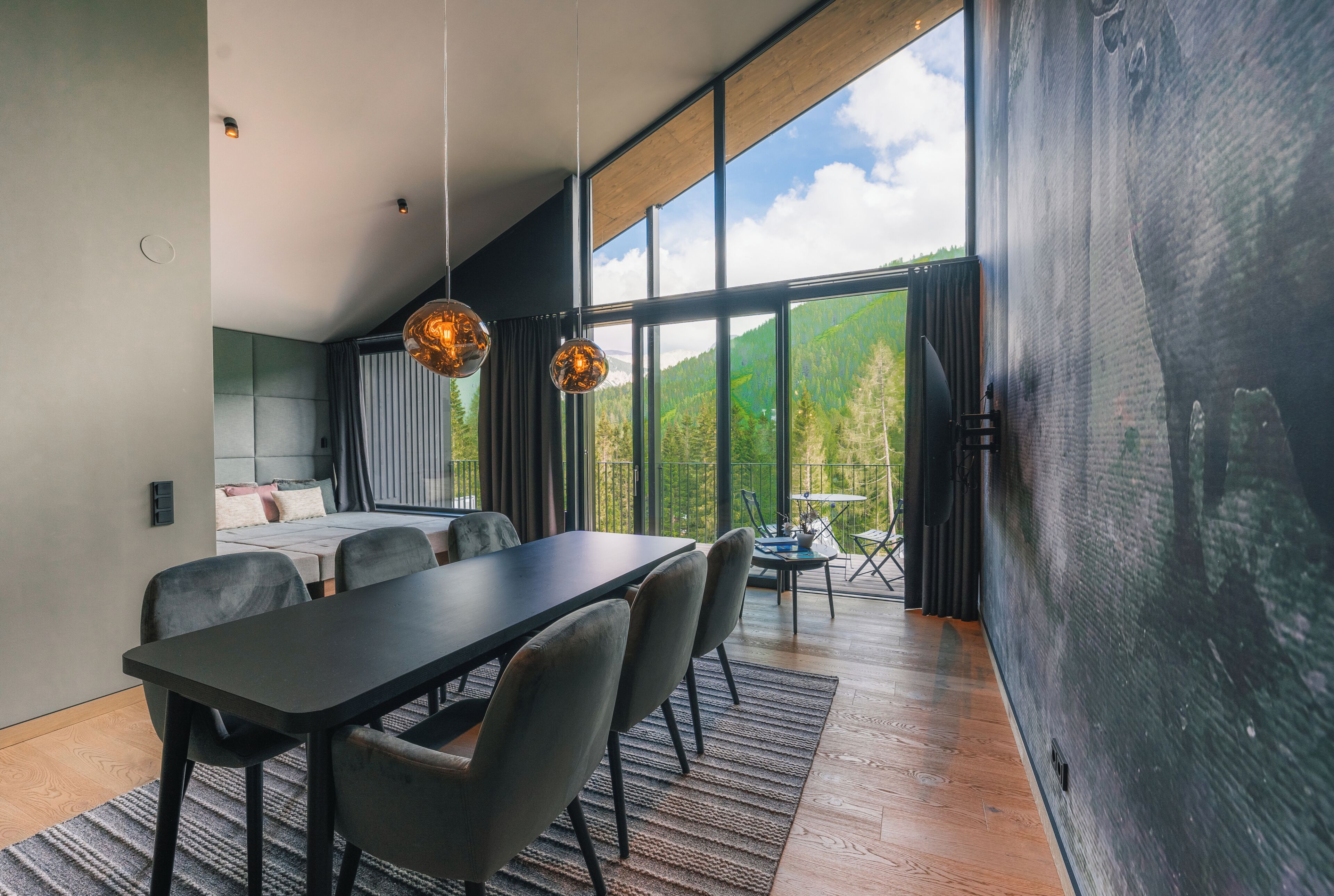 Deluxe-Suite, 2 Schlafzimmer | Wohnbereich | Flachbildfernseher