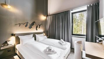 Suite, 1 Schlafzimmer | Schreibtisch, laptopgeeigneter Arbeitsplatz, Verdunkelungsvorhänge