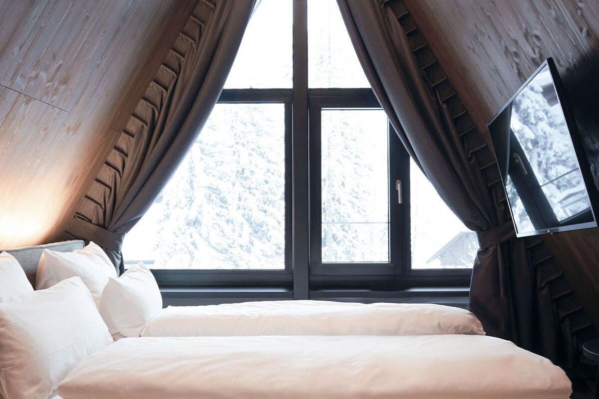 Superior Chalet | Desk, laptop workspace, blackout drapes, soundproofing