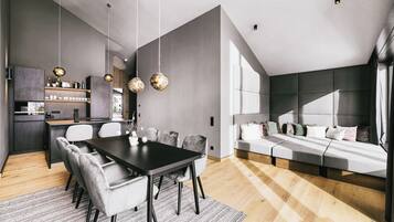 Un interior moderno con comedor, cocina y zona de estar.