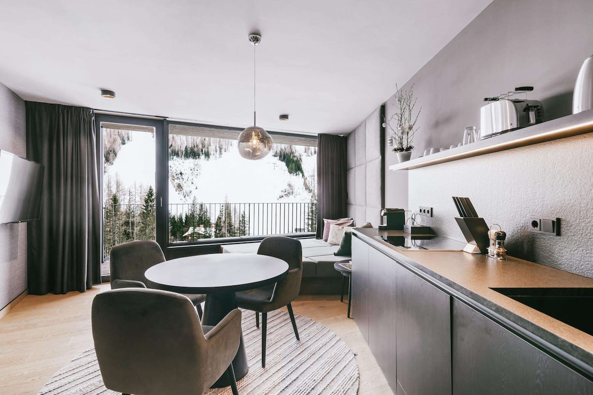 Superior-sviitti, 1 makuuhuone | Yksityinen keittiö | Astianpesukone, espressokone, vedenkeitin, ruokailupöytä