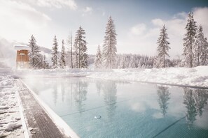 Alberca al aire libre, acceso de 07:00 a 22:00, y camastros 