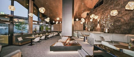 Breakfast and lunch served, alfresco dining