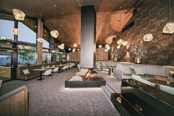 Ofereix taules a l'aire lliure i s'hi serveixen esmorzars i dinars