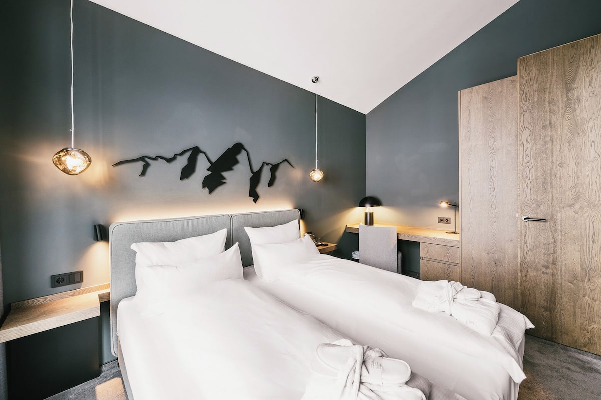 مكتب ومساحة عمل للكمبيوتر المحمول وستائر تعتيم وتجهيزات عازلة للصوت