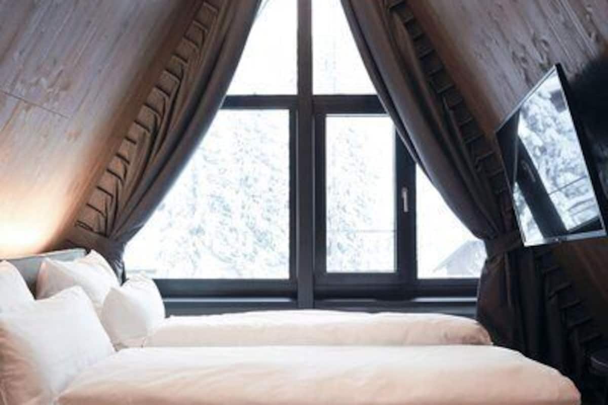 Superior Chalet | Desk, laptop workspace, blackout drapes, soundproofing