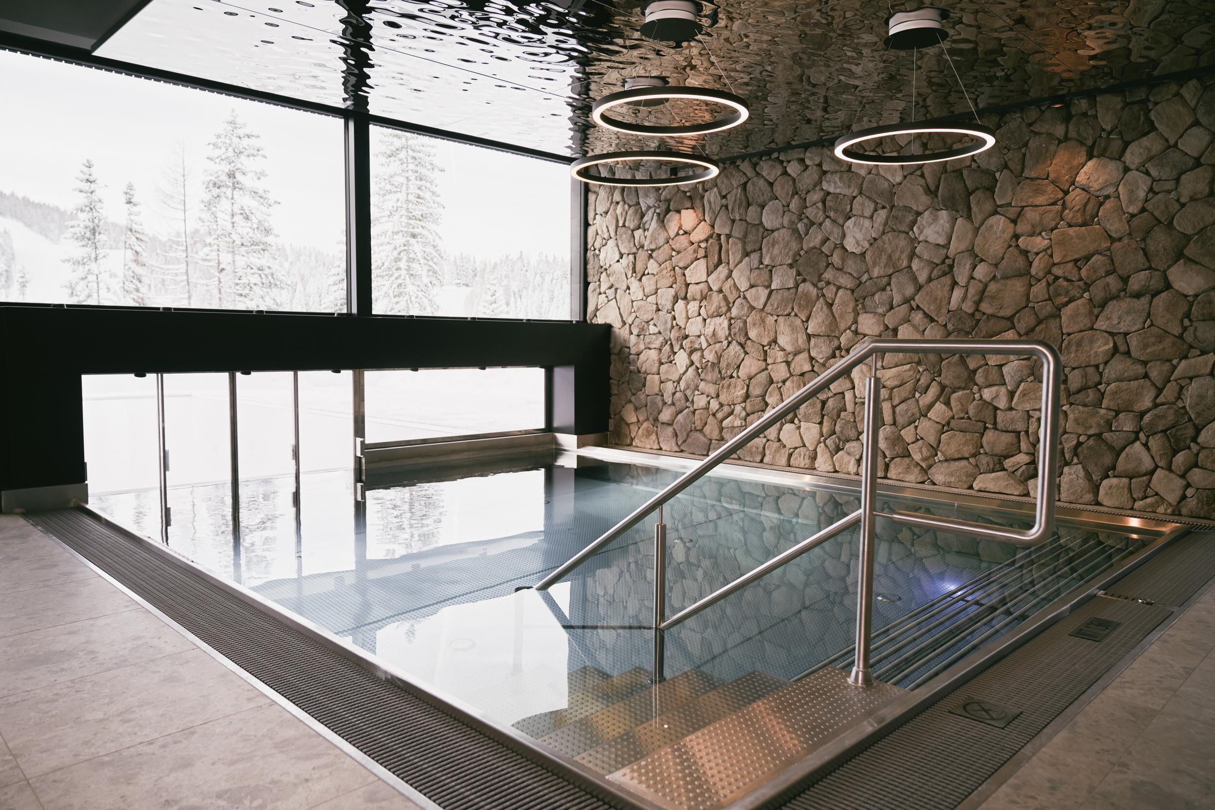 Udendørs pool, åben fra kl. 07.00 til kl. 22.00, liggestole
