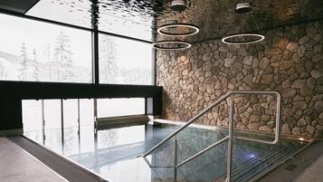 Udendørs pool, åben fra kl. 07.00 til kl. 22.00, liggestole