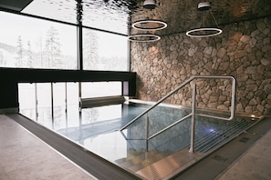 Outdoor pool, open 7:00 AM to 10:00 PM, sun loungers - TRIFORÊT alpin.resort (Hinterstoder)