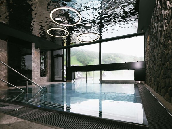 Outdoor pool, open 7:00 AM to 10:00 PM, sun loungers - TRIFORÊT alpin.resort (Hinterstoder)