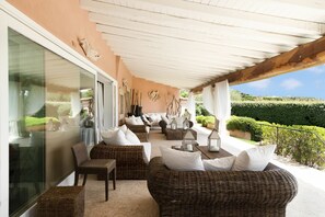 Terrace/patio - Villa in Abbiadori with 7 bedrooms sleeps 10 (Abbiadori)